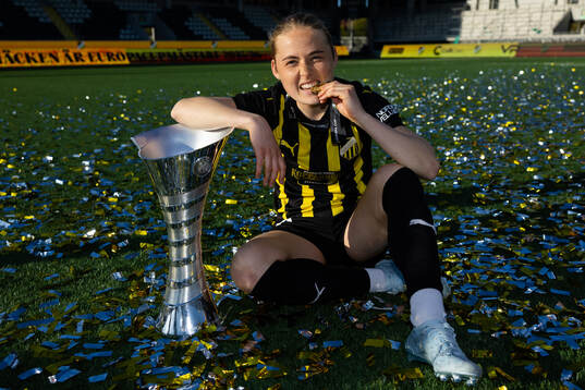 Paulina Nyström poses with the trophy
