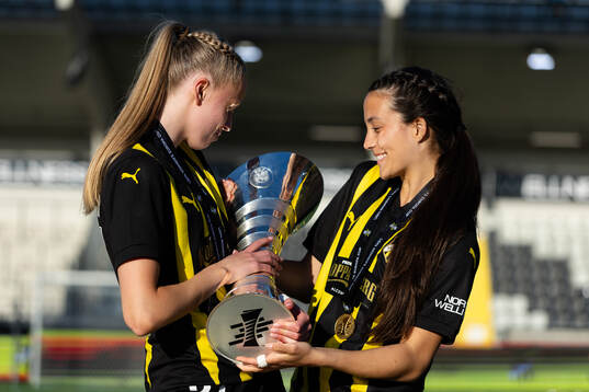 Thelma Pálmadottir and Delaney Matriano  of Häcken poses