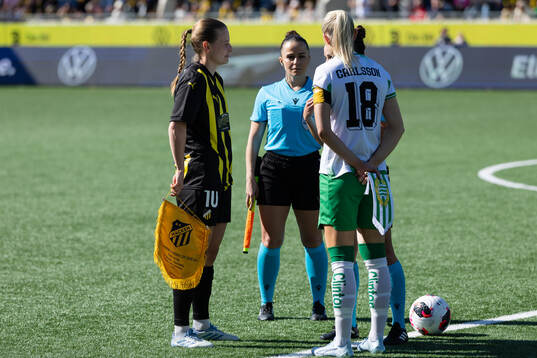 Anna Anvegård of Häcken and Alice Carlsson of Hammarby