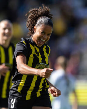Felicia Schröder of Häcken celebrates