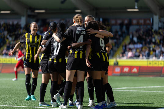 Felicia Schröder of Häcken celebrates with team mates
