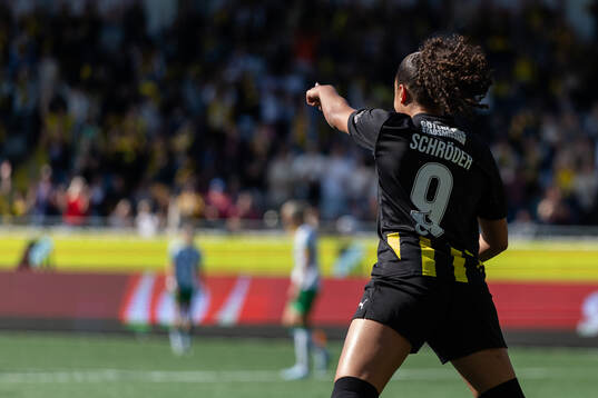 Felicia Schröder of Häcken celebrates
