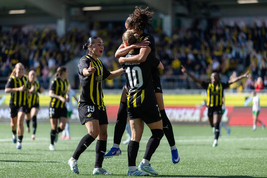 Felicia Schröder of Häcken celebrates with team mates