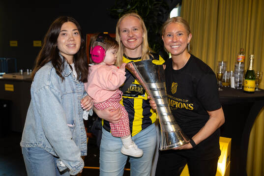 Physiotherapist Mikaela Johansson celebrate with the trophy