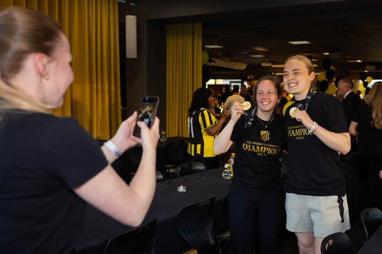 Assistant coach Tiina Jukarainen and Paulina Nyström of