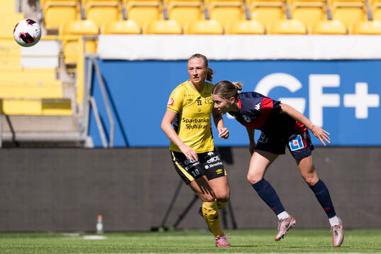 Elfsborgs Stina Jensen och Linköpings Polly Doran