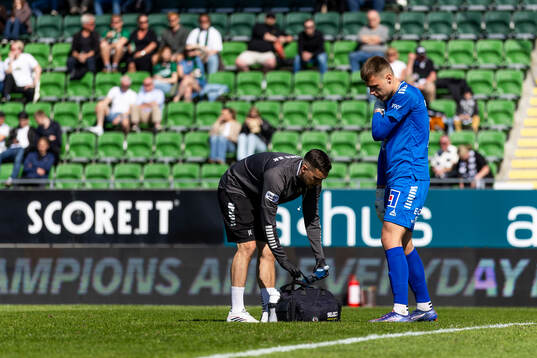Örebros målvakt Jakub Ojrzynski får vård