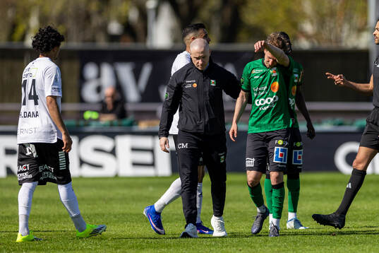 Varbergs Oliver Silverholt lämnar planen