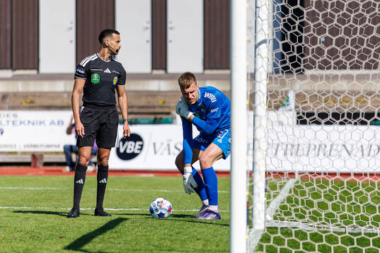 Örebros målvakt Jakub Ojrzynski har ont