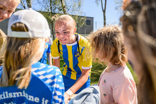 Eskilsminnes Sanna Jonhag skriver autografer