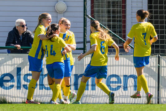 Eskilsminnes Sanna Jonhag jublar med lagkamrater