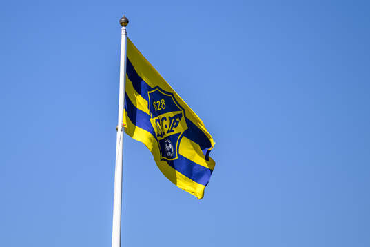 En flagga med Eskilsminnes klubbmärke