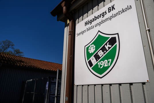 En skylt med Högaborgs klubbmärke