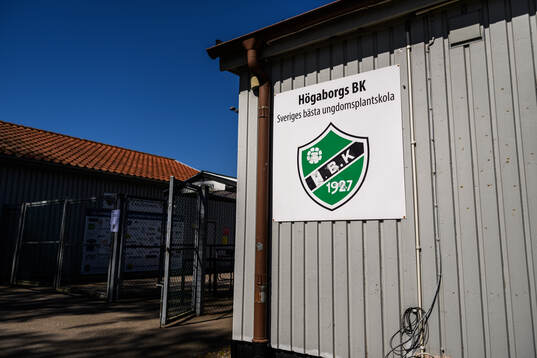 En skylt med Högaborgs klubbmärke