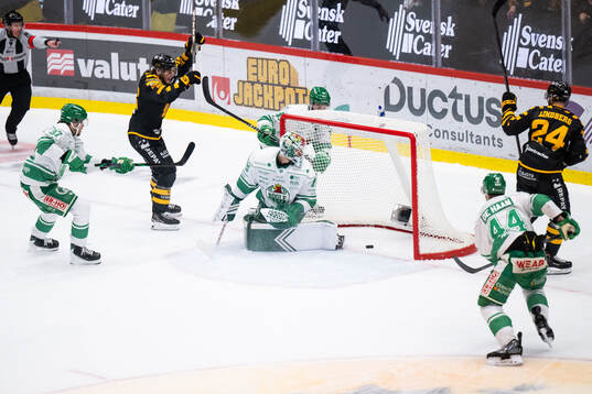 Skellefteås Victor Stjernborg och Oscar Lindberg jublar
