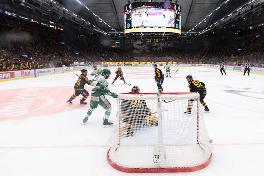 Rögles Josh Dickinson och Skellefteås målvakt Linus