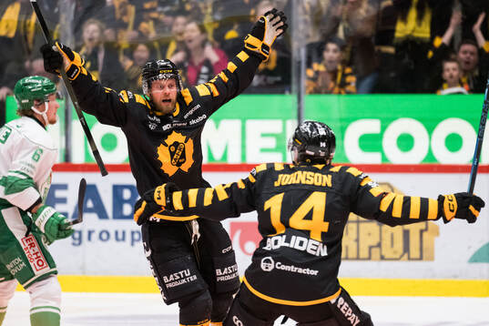 Skellefteås Viktor Grahn jublar med Andreas Johnson