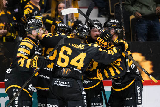 Skellefteås Oliver Okuliar jublar med lagkamrater
