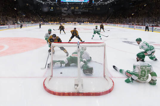 Skellefteås Oliver Okuliar gör 4-2 bakom Rögles målvakt