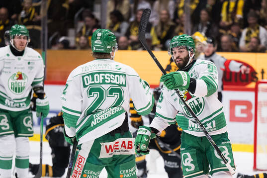 Rögles Mark Friedman jublar med Fredrik Olofsson