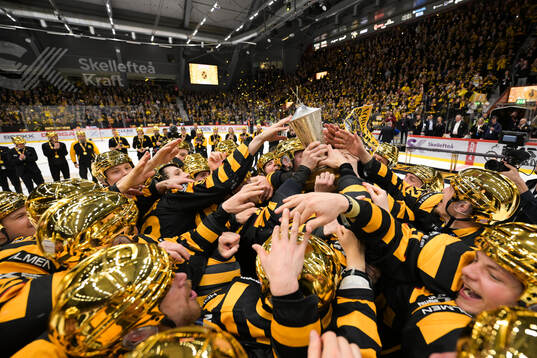 Skellefteås spelare jublar med pokalen