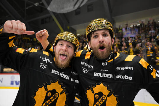 Skellefteås Arvid Lundberg och Jonathan Davidsson jublar