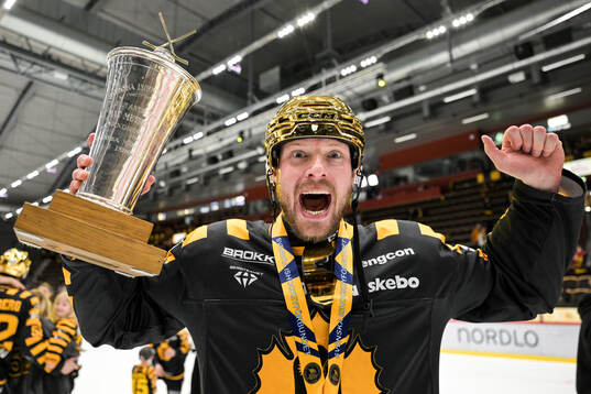 Skellefteås Martin Lundberg jublar med pokalen