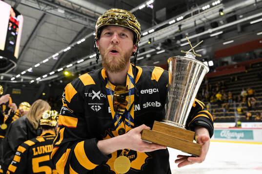Skellefteås Jonathan Davidsson jublar med pokalen