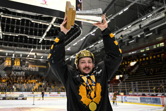 Skellefteås Oliver Okuliar jublar med pokalen