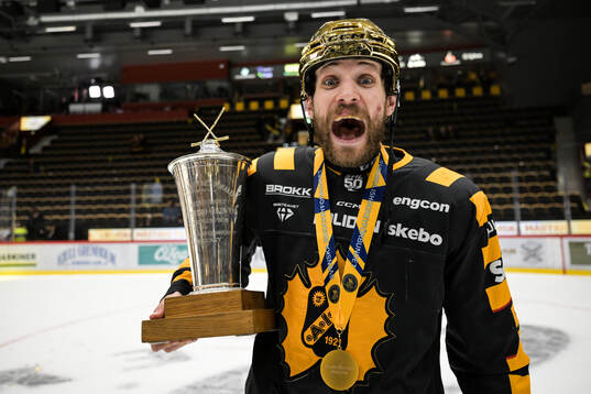 Skellefteås Arvid Lundberg jublar med pokalen