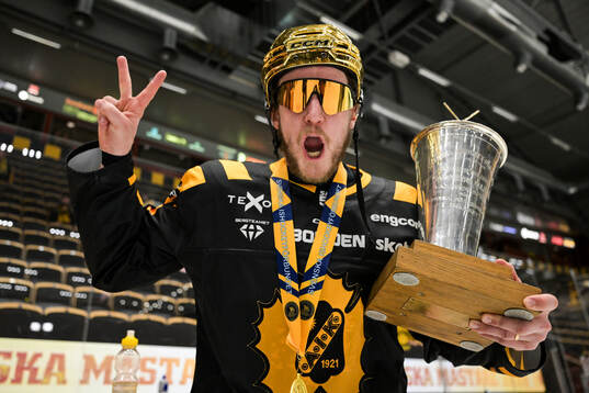 Skellefteås Jonathan Pudas jublar med pokalen