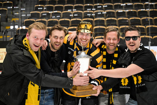 Skellefteås Pär Lindholm jublar med pokalen