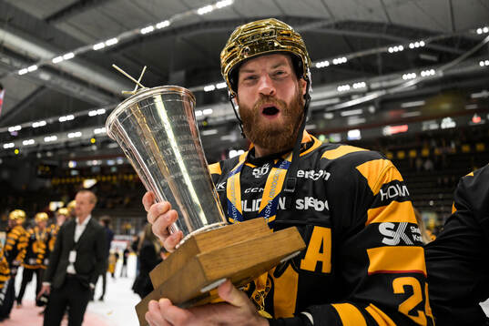 Skellefteås Oscar Lindberg jublar med pokalen