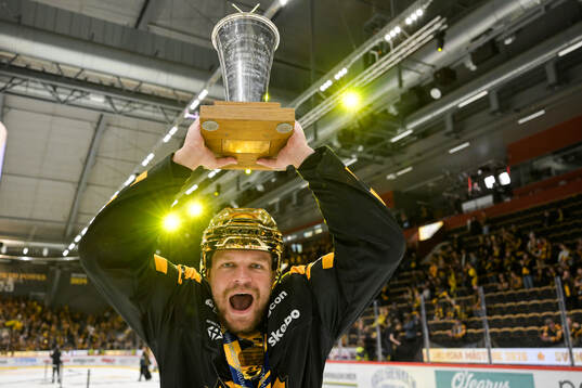 Skellefteås Måns Forsfjäll jublar med pokalen