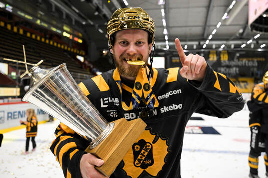 Skellefteås Viktor Grahn jublar med pokalen