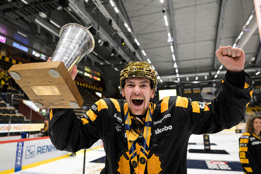 Skellefteås Pontus Johansson jublar med pokalen
