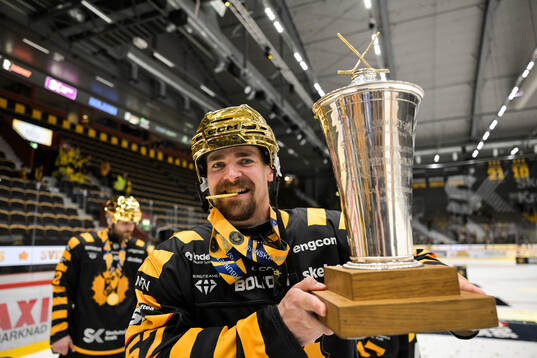 Skellefteås Emil Djuse jublar med pokalen