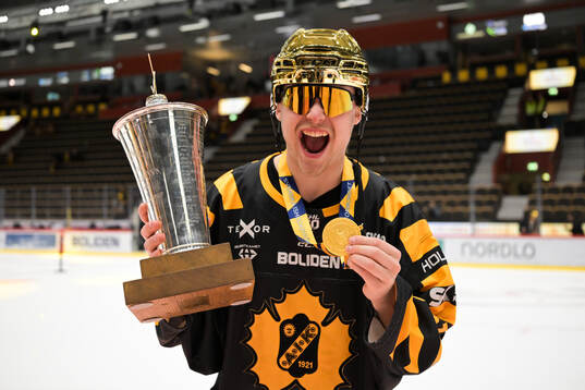 Skellefteås målvakt Jani Lampinen jublar med pokalen