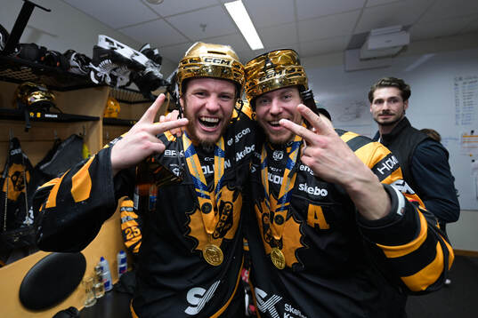Skellefteås Rickard Hugg och Pär Lindholm jublar i