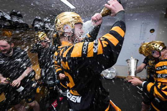 Skellefteås målvakt Linus Söderström jublar i