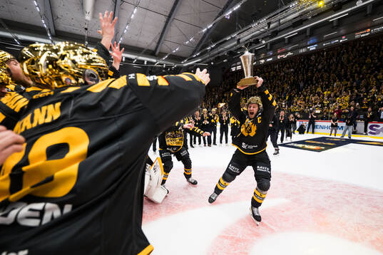 Skellefteås Jonathan Pudas jublar med pokalen