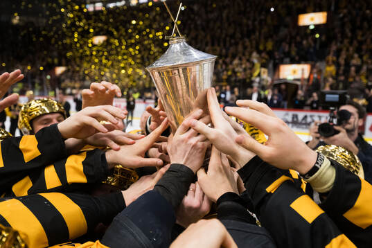 Skellefteås spelare jublar med pokalen