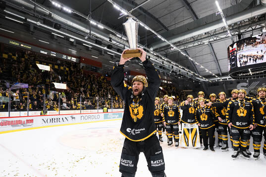 Skellefteås Måns Forsfjäll jublar med pokalen