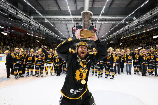 Skellefteås Måns Forsfjäll jublar med pokalen
