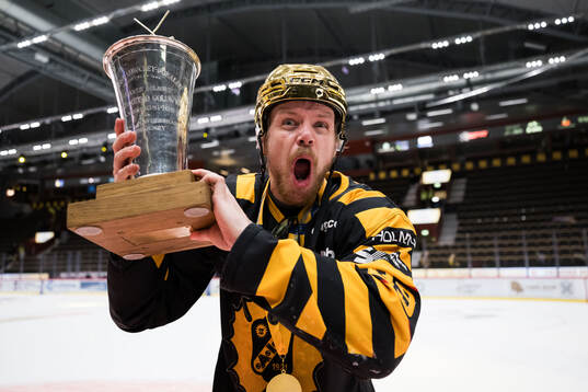 Skellefteås Mikkel Aagaard jublar med pokalen