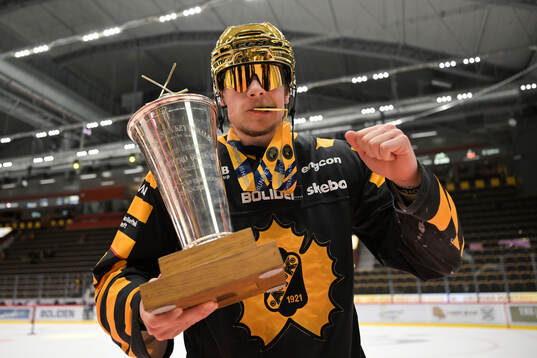 Skellefteås Victor Stjernborg jublar med pokalen