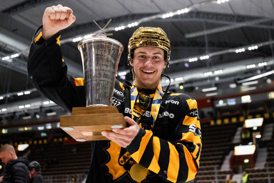 Skellefteås Valter Lindberg jublar med pokalen