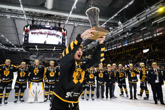 Skellefteås Jonathan Johnson  jublar med pokalen