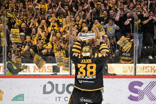 Skellefteås målvakt Strauss Mann jublar med pokalen