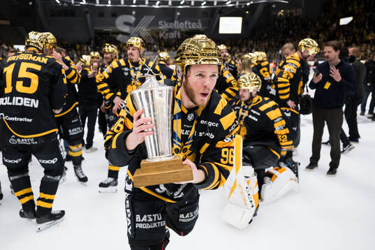Skellefteås Rickard Hugg jublar med pokalen